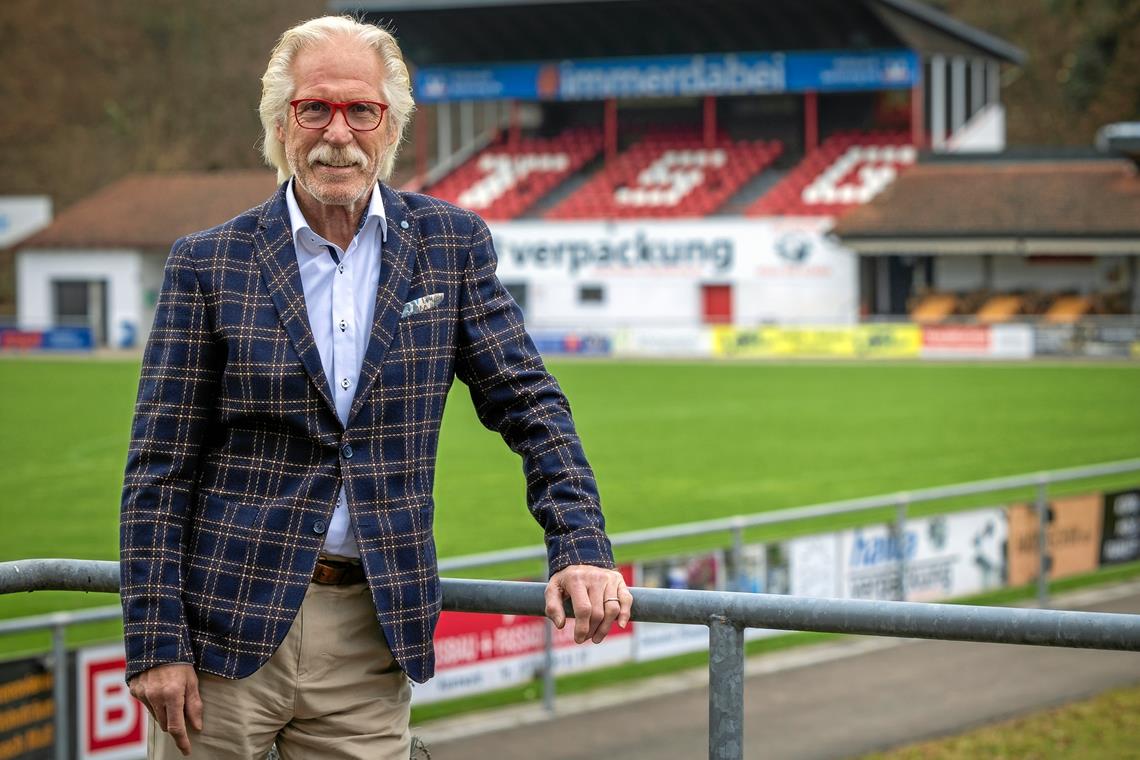 Karl-Heinz Graf, der Aufsichtsratsvorsitzende der TSG-Fußballer, will aus den Etzwiesen ein modernes Sportgelände machen. Foto: A. Becher