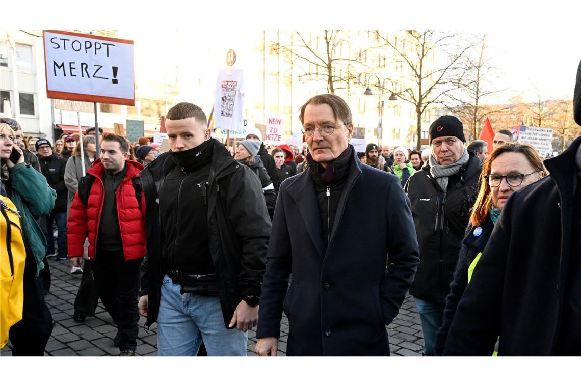 Karl Lauterbach hat sich für den Winterwahlkampf extra einen neuen Mantel gekauft (Archivbild).