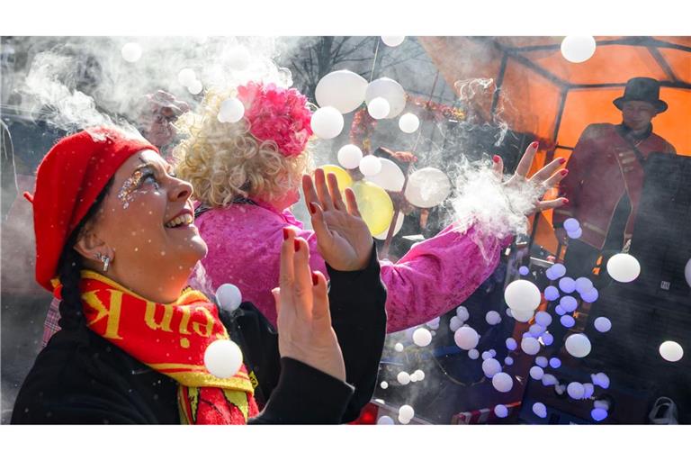 Karneval in Cottbus -  beste Stimmung beim "Zug der fröhlichen Leute"