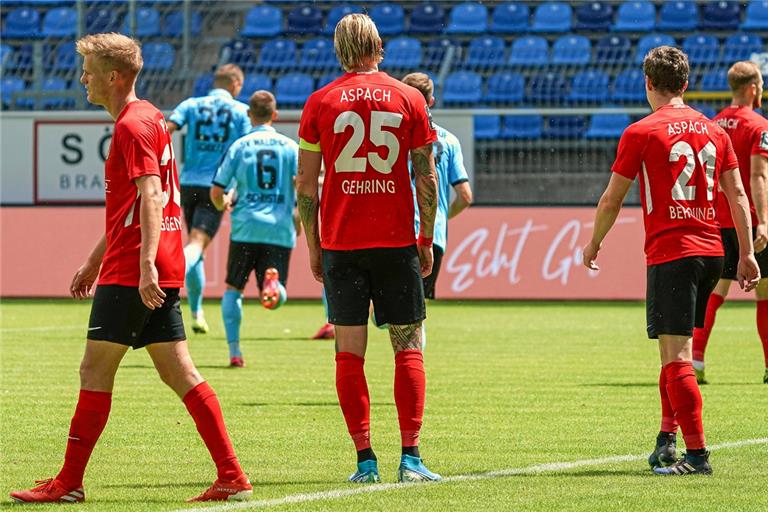 Kassierten in Mannheim eine bittere 2:3-Niederlage und befinden sich nur noch Millimeter vor dem Gang in die Regionalliga: Großaspachs Fußballer um Kapitän Kai Gehring. Foto: O. Zimmermann