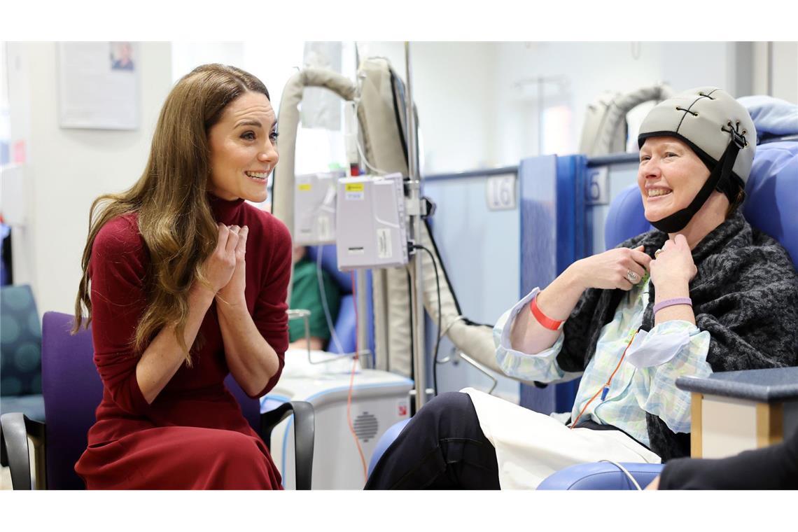 Kate, Prinzessin von Wales, unterhält sich mit Katherine Field während eines Besuchs im Royal Marsden Hospital in London, wo sie wegen ihrer Krebserkrankung behandelt wurde, um sich persönlich bei den Mitarbeitern für ihre Behandlung zu bedanken