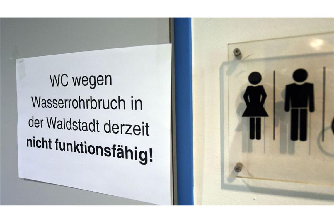 Keine Panik: Wenn Man(n) eine öffentliche Toilette betritt, hat Man(n) schon verloren. Klopapier, Spülknopf, Atemluft, Wände, Boden – alles Zeug ist verseucht. Aber irgendwann muss Man(n) mal müssen. Also Nase zusammenkneifen und die Sache schnell hinter sich bringen.