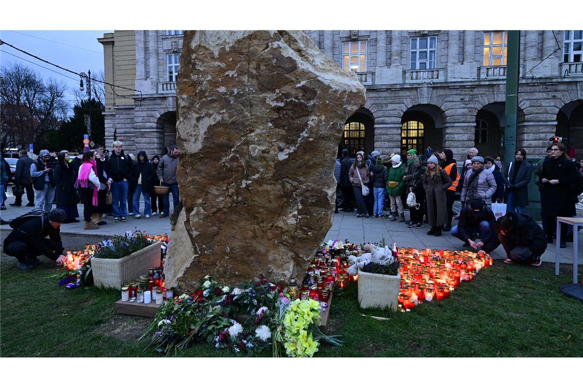 Kerzen brennen am Mahnmal für die Opfer des Amoklaufs an der Karls-Universität in Prag vor einem Jahr (Foto aktuell).