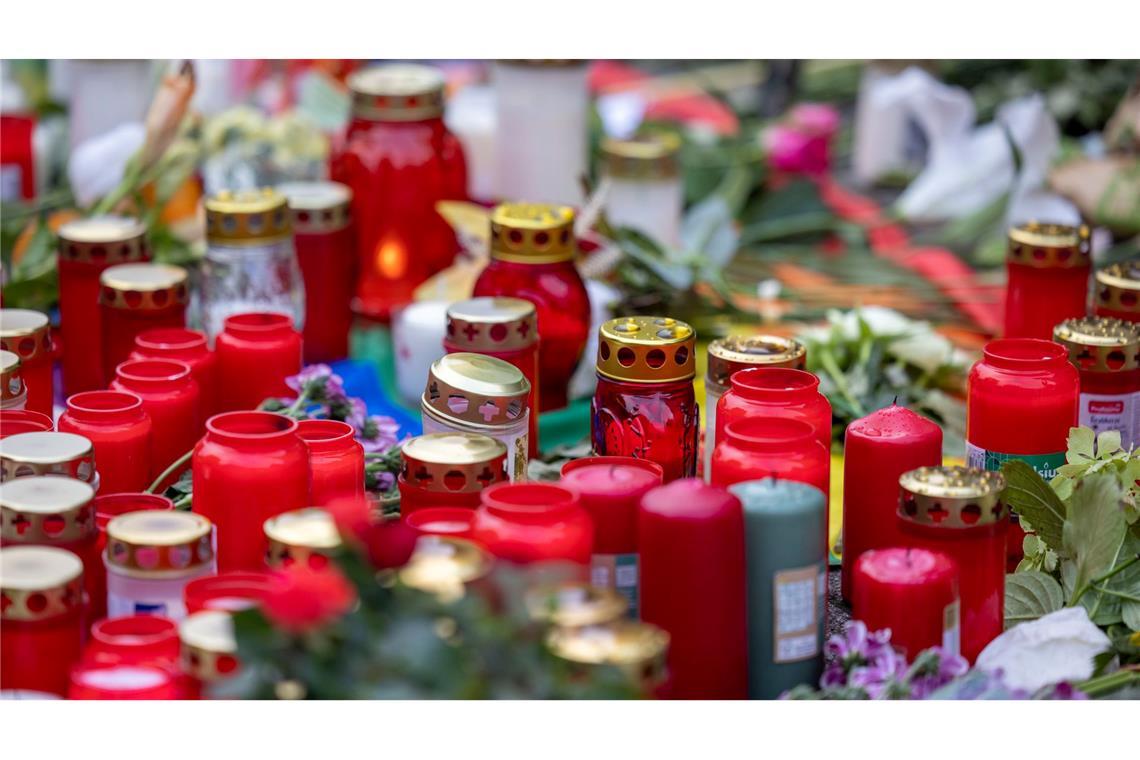 Kerzen und Blumen erinnern an die Opfer der Messerattacke.