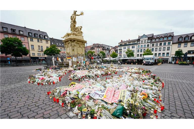 Kerzen und Blumen liegen am Mannheimer Maktplatz an der Trauerstelle für den getöteten Polizisten. (Archivbild)