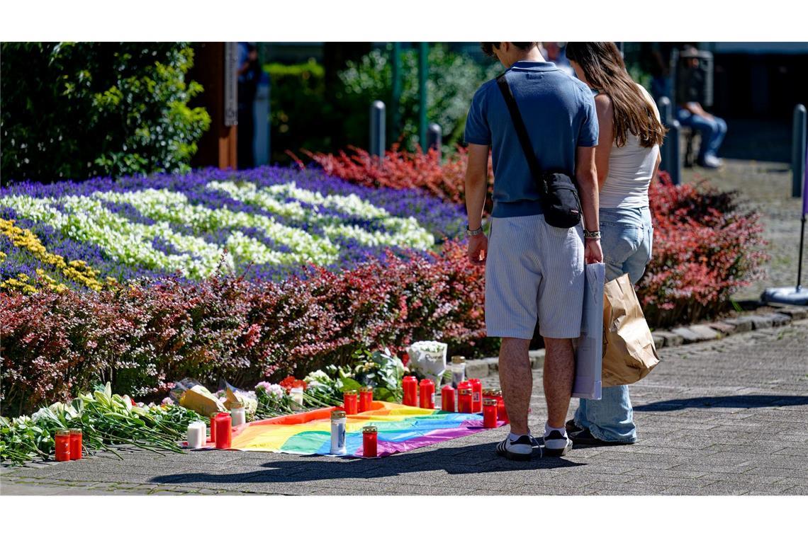 Kerzen und Blumen wurden in der Nähe des Tatorts in Solingen niedergelegt.