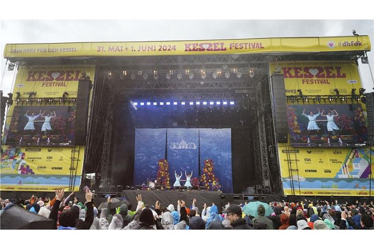 Kessel Festival 2024: Gute Stimmung bei den Musikerinnen und Musikern sowie bei den Fans.