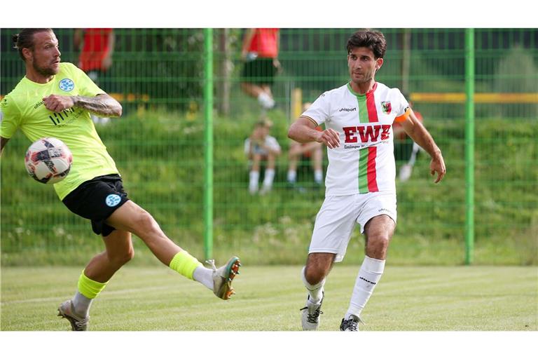 Kevin Dicklhuber (li., gegen Esslingens Aleksandar Mojasevic) und die Kickers spielen erst am 13. August bei Normannia Gmünd.