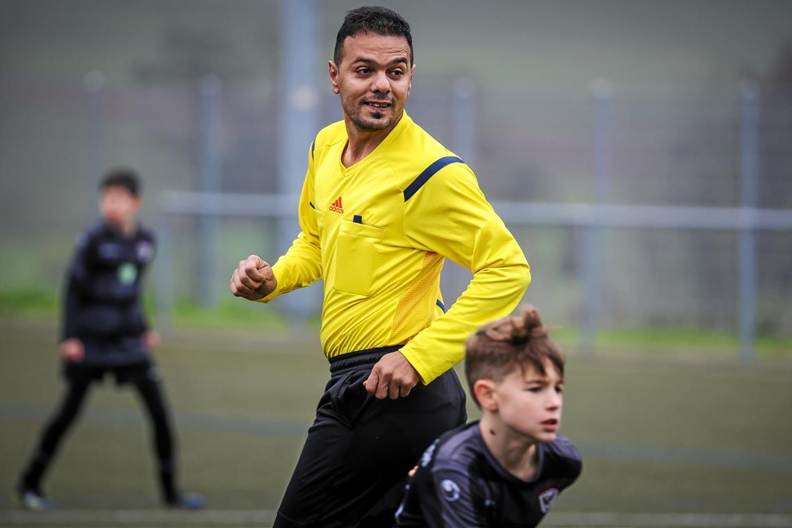 Khaled Ahmad vom SV Allmersbach pfeift Fußballspiele der Jugend sowie der Männer und Frauen. Foto: Alexander Becher