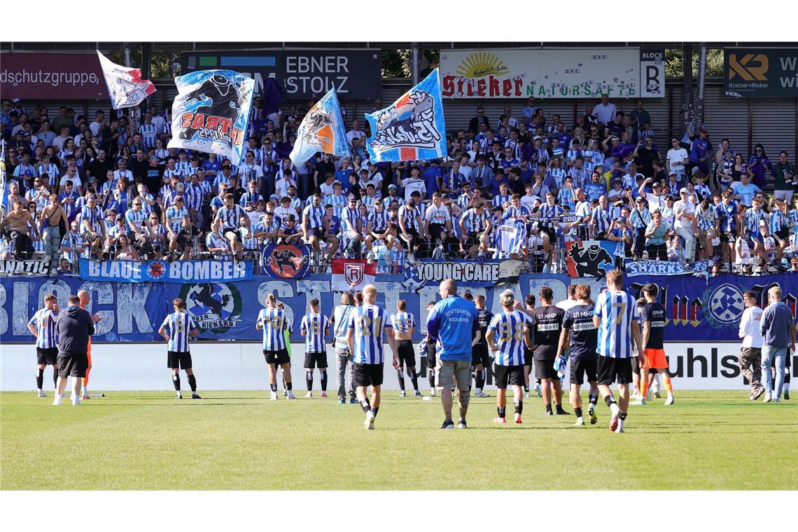 Kickers-Spieler bedanken sich bei den Fans, die bis zum Ende anfeuerten.