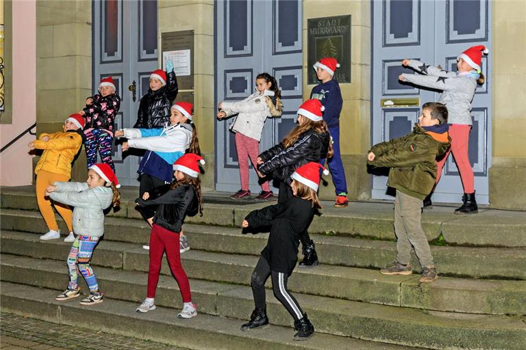 Kinder und Jugendliche legen sich bei den Vorführungen des lebendigen Adventskalenders vor dem Murrhardter Rathaus wieder ins Zeug. Da die Bürgerstiftung bewirtet, ist die Veranstaltung ein wichtiges Standbein für Einnahmen. Foto: Stefan Bossow