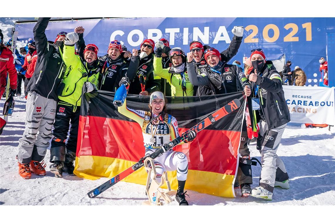 Kira Weidle bejubelt ihr Überraschungs-Silber bei der WM 2021 in Cortina. (Foto Archiv)