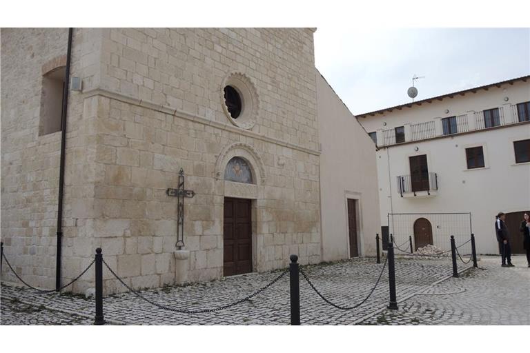 Kirche des Abruzzen-Dorfes L'Aquila. Nach tagelanger Suche wurde ein vermisster deutscher Student in den Abruzzen tot entdeckt. (Symbolbild)