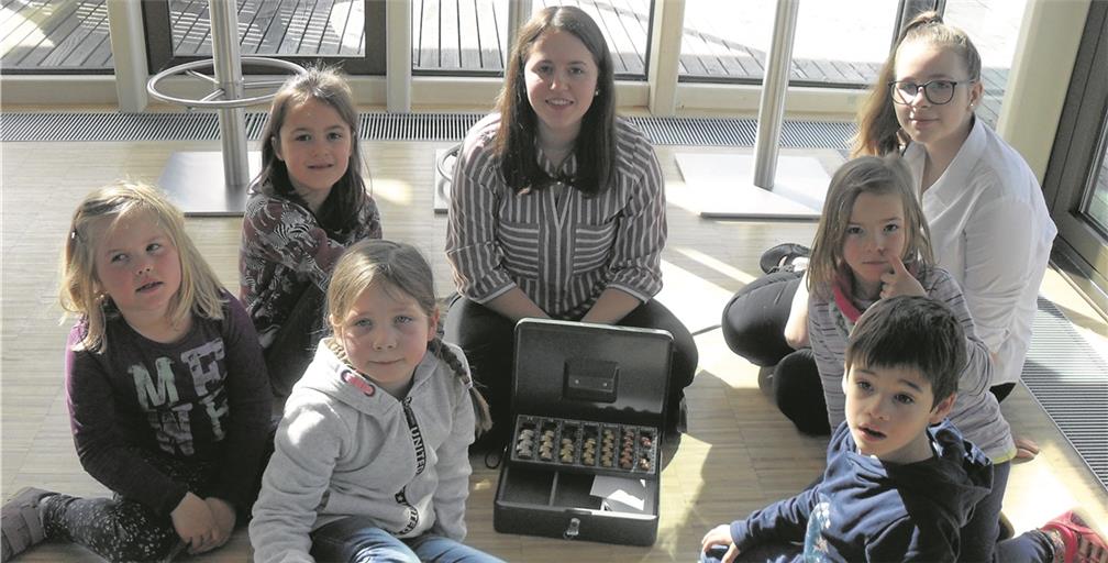 KIRCHENKIRNBERG (pm). Die großen Bären des evangelischen Kindergartens Kirchenkirnberg machten sich auf den Weg und besuchten die VR-Bank in Welzheim. Dabei erfuhren sie viel Neues über das liebe Geld, wie der Kindergarten berichtet. Im Vorfeld konnten sich die Mädchen und Jungen nicht vorstellen, wie spannend und beeindruckend der Besuch werden würde. Die Mitarbeiterinnen der Bank erforschten mit ihnen Eurostücke und -scheine und erklärten, wie die Banken entstanden sind und warum es sie überhaupt gibt. Schließlich ging es zum Tresor und zu den Schließfächern. Die mächtigen Türen beeindruckten die Kinder sehr. In einem der Schließfächer waren sogar Goldmünzen für alle – leckere Schokotaler. Immer wieder waren staunende Augen in der Runde zu sehen. Auch im Konferenzraum durften die Kinder Platz nehmen – wie die Erwachsenen. Foto: privat