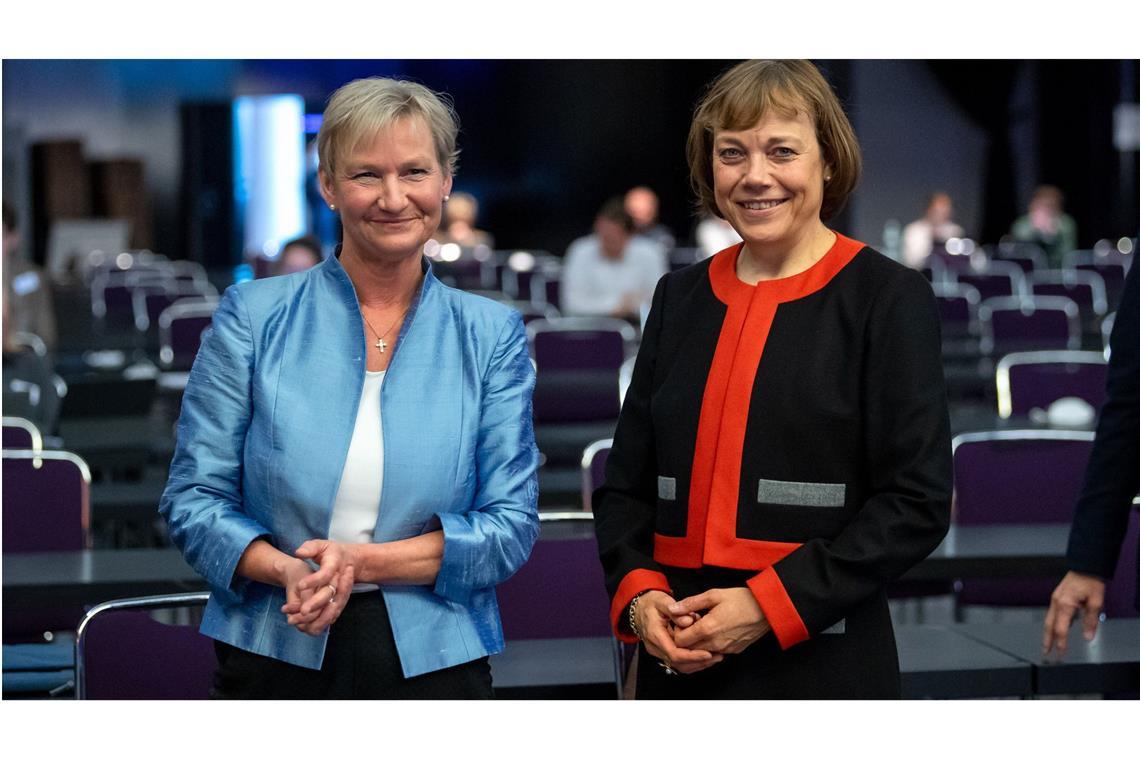 Kirsten Fehrs (links) folgt Annette Kurschus (rechts)  als  Ratsvorsitzende der Evangelischen Kirche in Deutschland (EKD).