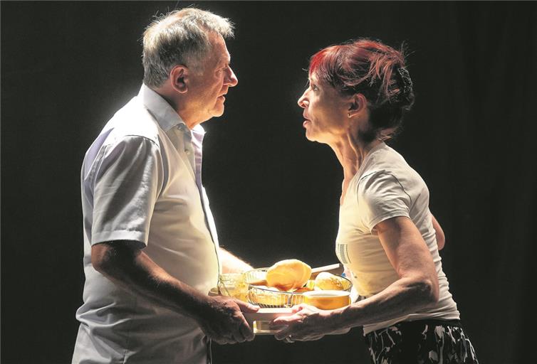 Klaus Ellmer und Dorothea Baltzer mimen das Ehepaar Felix und Ada. Beim gemeinsamen Frühstück geraten beide in einen Streit über flüchtige Bekanntschaften und Affären. Foto: J. Fiedler