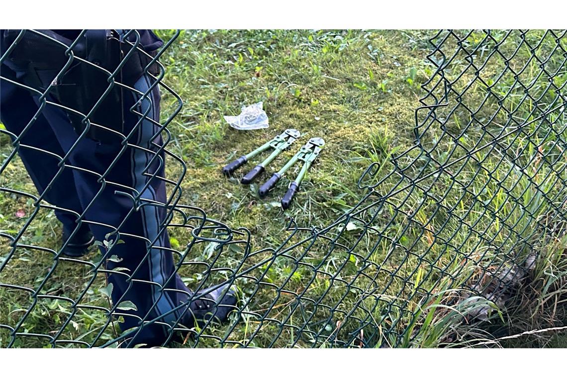 Klimaaktivisten der Letzten Generation dringen in mehrere Flughäfen ein: Bolzenschneider liegen neben einem Loch im Zaun des Flughafen Nürnberg.