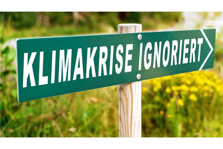 Klimakrise ignoriert, steht auf einem Schild: Symbolisch für Ignoranz und Nichteinhaltung der Klimaziele zur Abwehr des globalen Klimawandels.