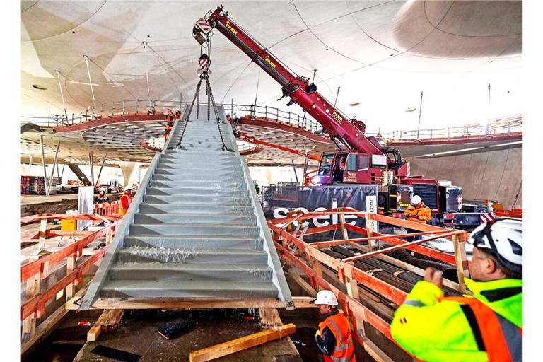 Knapp 18 Meter lang und fast zwölf Tonnen schwer ist die längste Treppe im neuen Tiefbahnhof