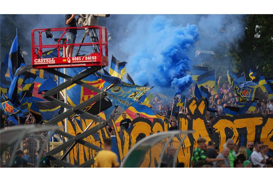 Koblenzer Fans brennen vor dem Spiel Feuerwerk ab.