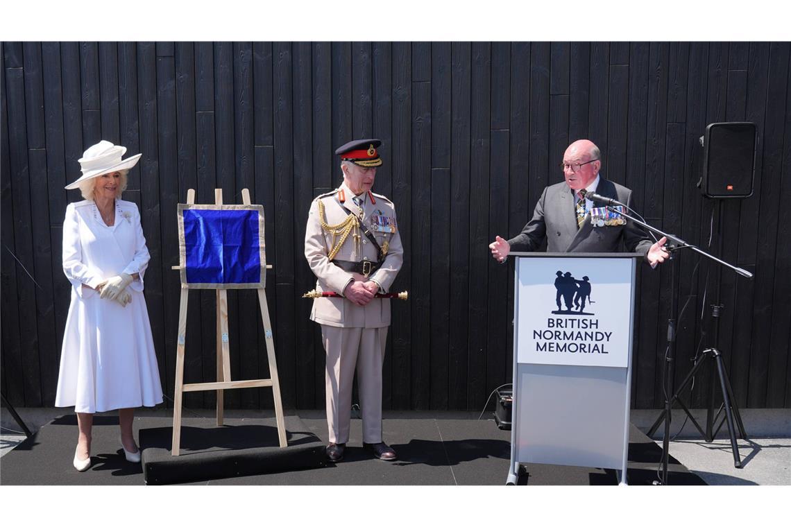 König Charles und Camilla im Juni  beim 80. Gedenktag in Ver-sur-Mer in der Normandie.