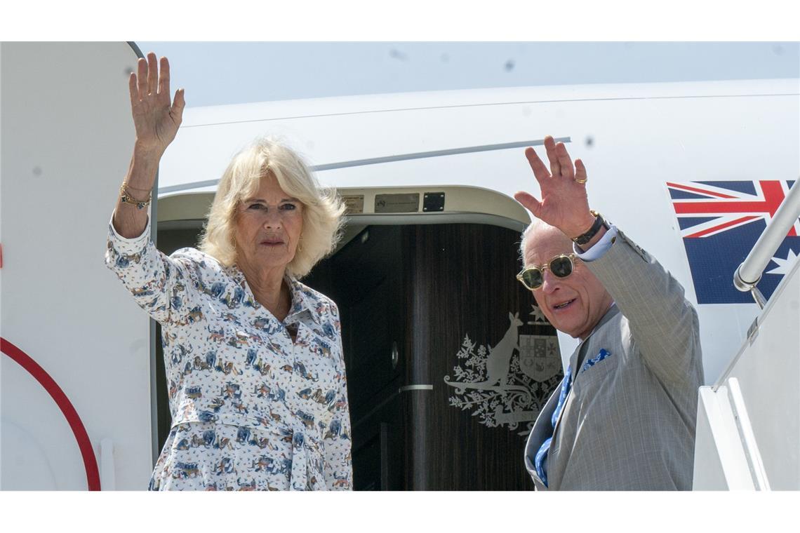 Königin Camilla und König Charles vor dem Abflug nach Samoa.