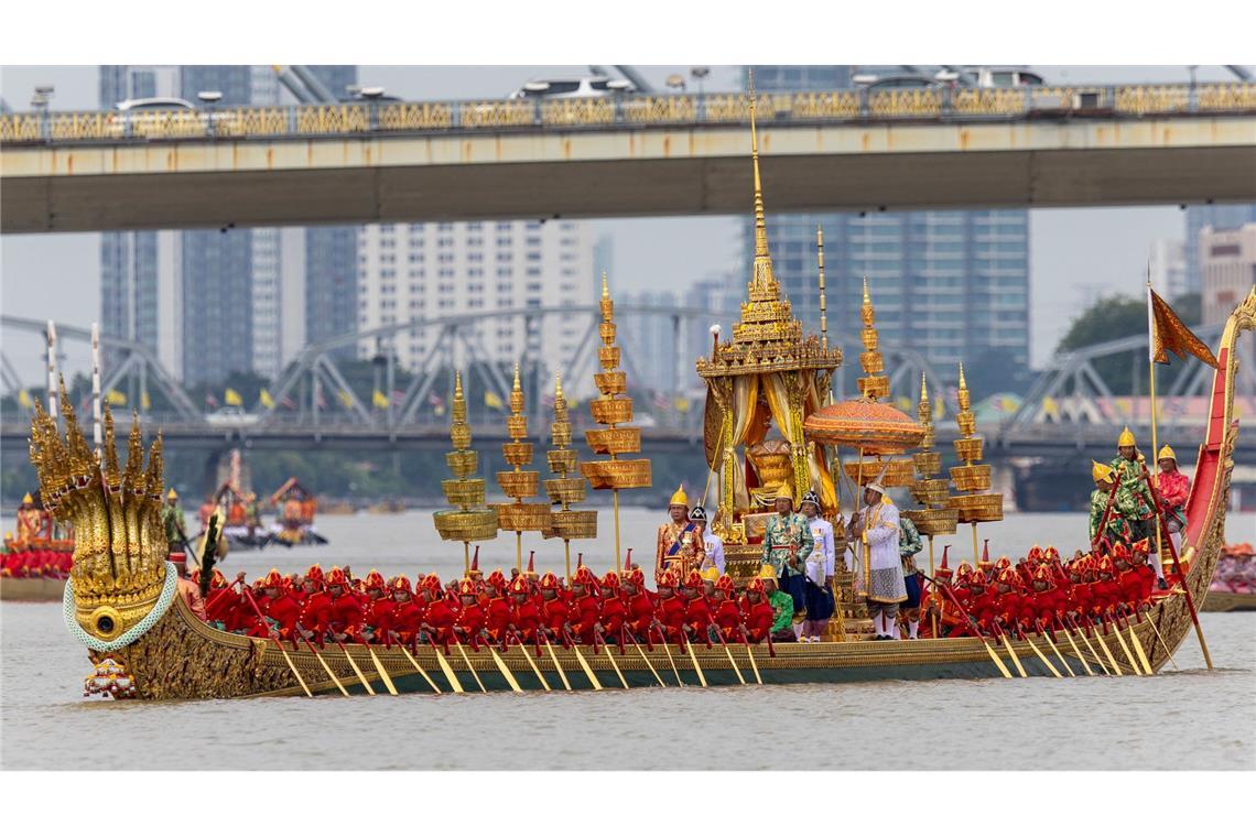 Königliche Bootsparade in Thailand