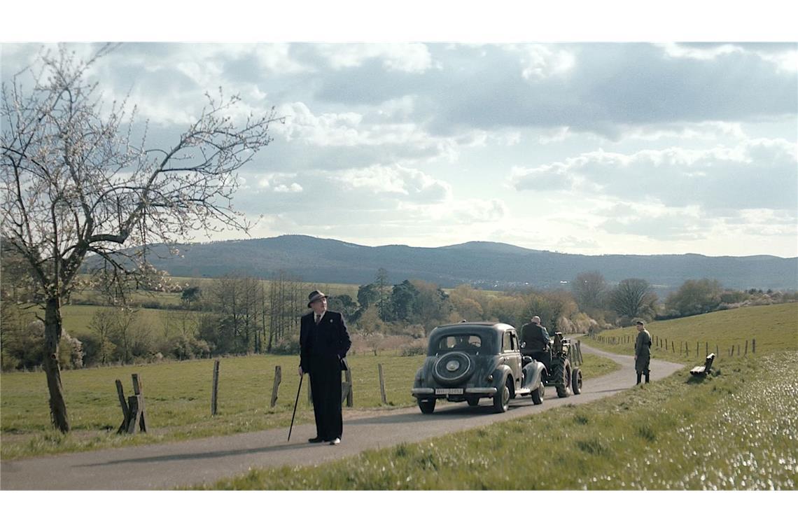 Kommissar Rother (Ulrich Tukur) bleibt nichts anderes übrig, als den  gestrandeten Wagen von Schmied Lobus (André Meyer) ins nahe Dorf schleppen zu lassen.