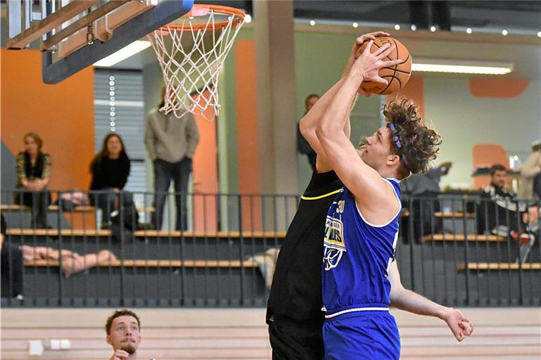 Kommt aus der eigenen Jugend und greift bei den TSG-Basketballern nun verstärkt bei den Männern an: Valentin Clemens. Foto: Tobias Sellmaier