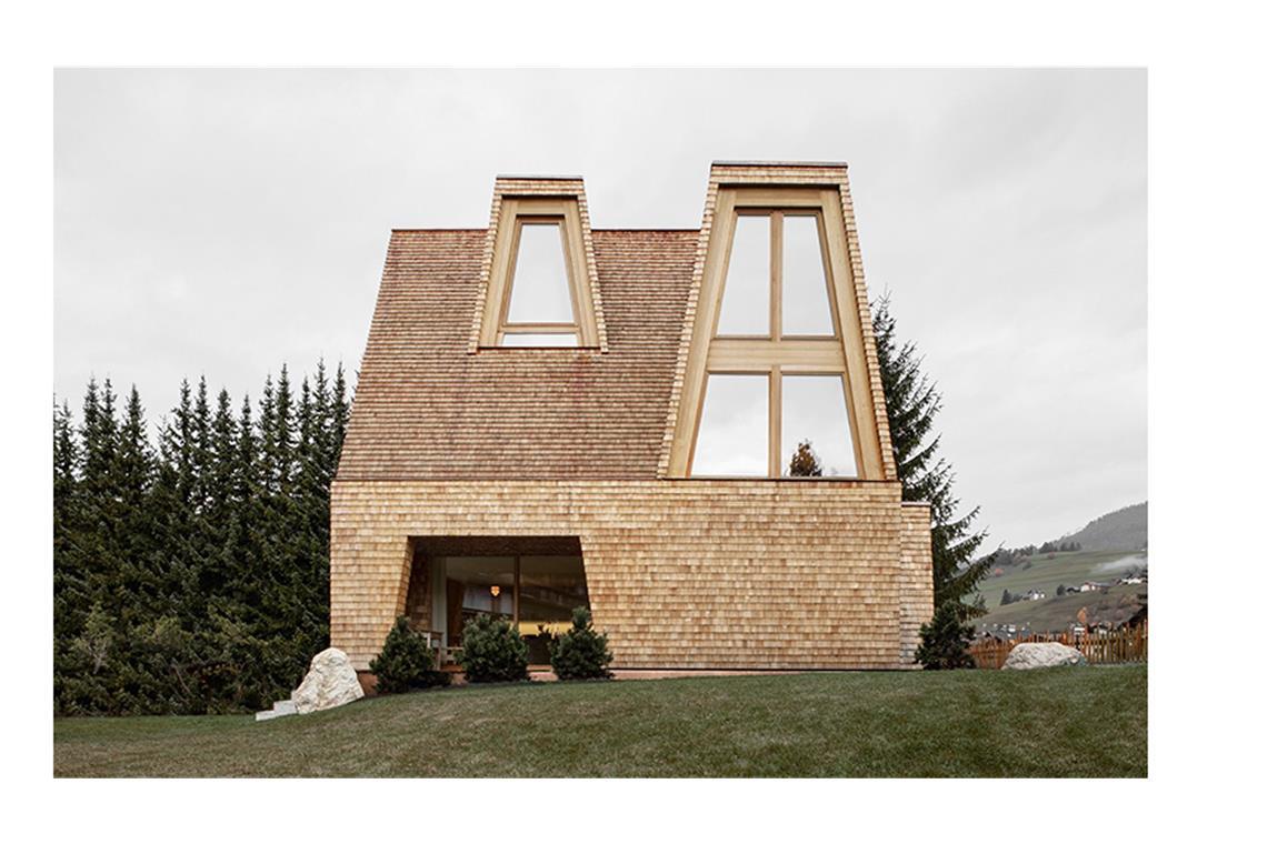 Kompakte Kubatur mit interessanten Fenstern beim Holzhaus ebenfalls von Pedevilla Architekten in St. Vigil in Enneberg (Italien). Ein . . .