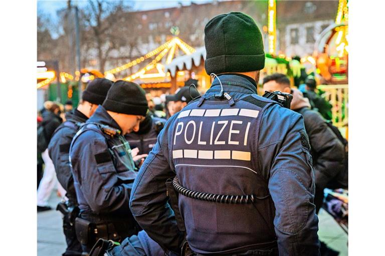 Kontrolle auf dem Stuttgarter Weihnachtsmarkt: Die Polizei kann jetzt genauer hinschauen.Kontrolle auf dem Stuttgarter Weihnachtsmarkt: Die Polizei kann jetzt genauer hinschauen.