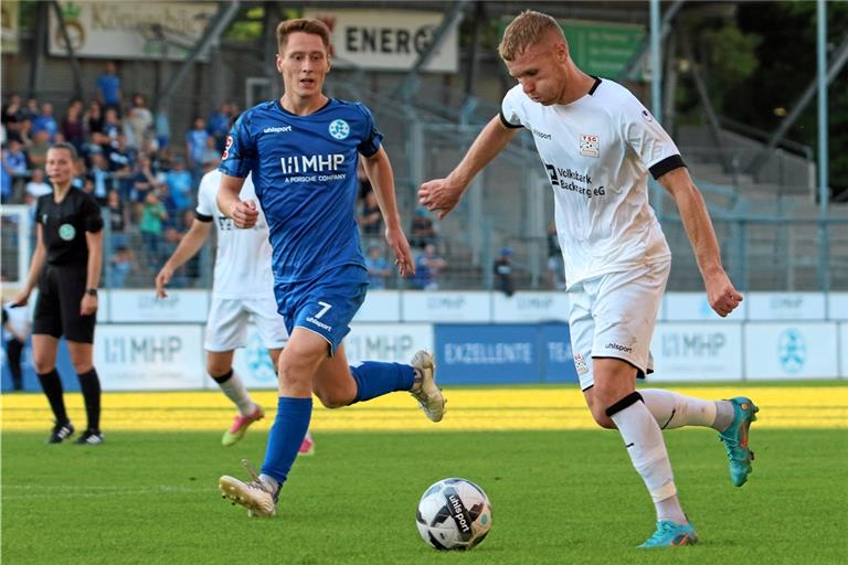 Konzentriert und treffsicher gegen die Kickers und seinen Ex-Mitspieler Loris Maier: Sebastian Gleißner (rechts). Morgen gegen den Freiburger FC will der Backnanger Mittelfeldspieler diese gute Leistung nun bestätigen und den ersten Saisonsieg feiern. Foto: Alexander Hornauer