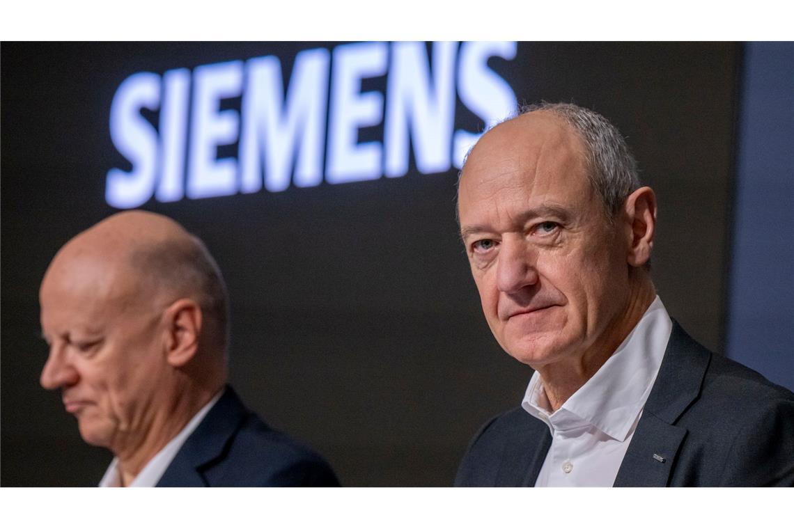 Konzern-Chef Busch (r.) und Finanzvorstand Thomas auf der Jahrespressekonferenz. Siemens hat in schwierigen Zeiten einen Rekordgewinn vorgelegt.