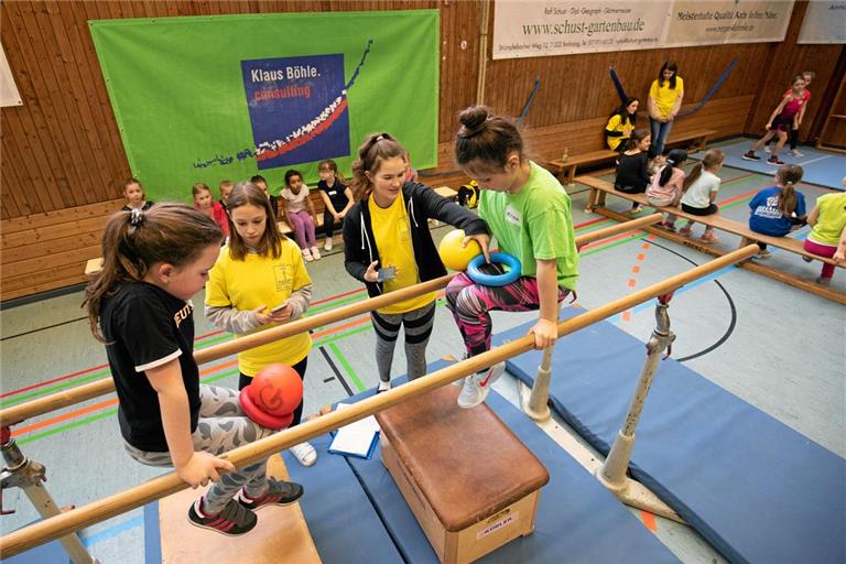 Kraft und Beweglichkeit sind zwei Punkte, die beim Mini-Cup der TSG-Turner an manchen Stationen gefragt sind. Archivfoto: Alexander Becher