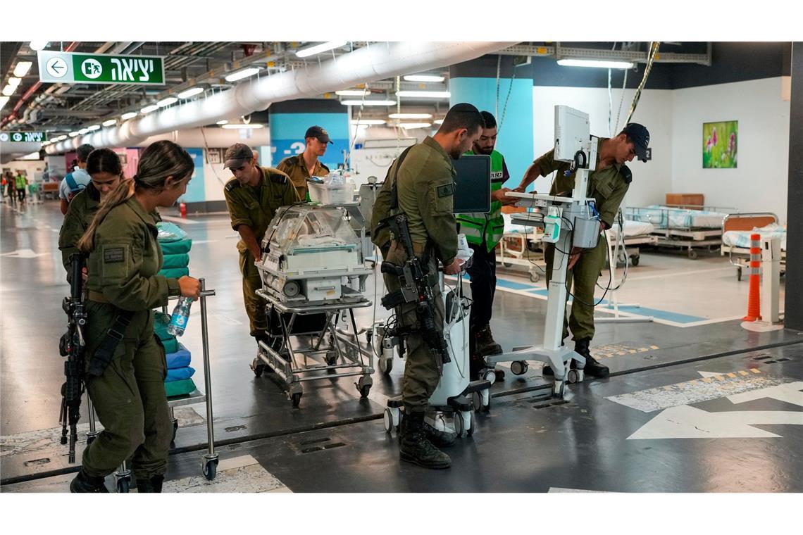 Krankenhauspersonal und Soldaten bringen Patienten und Ausrüstung in die unterirdische Station der Rambam-Klinik.