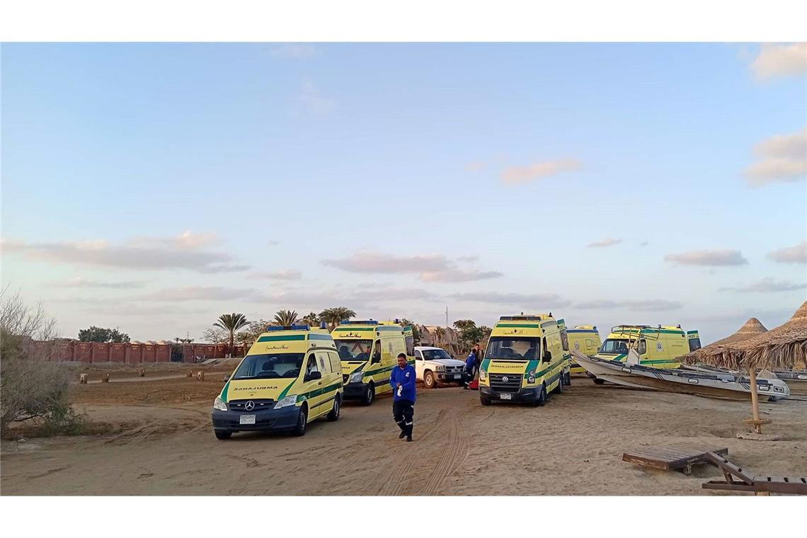 Krankenwagen warten am Strand auf mögliche Überlebende.