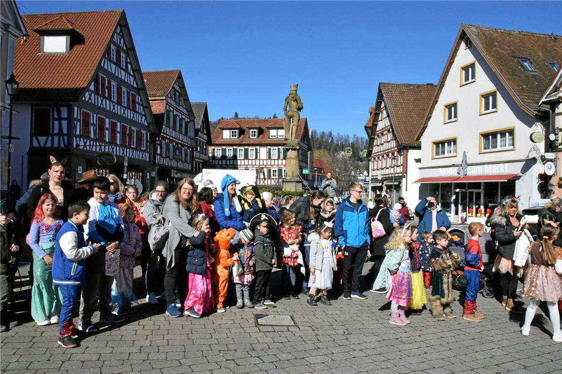 Kreativ verkleidete Kinder freuten sich über das Narrentreiben. Foto: Elisabeth Klaper