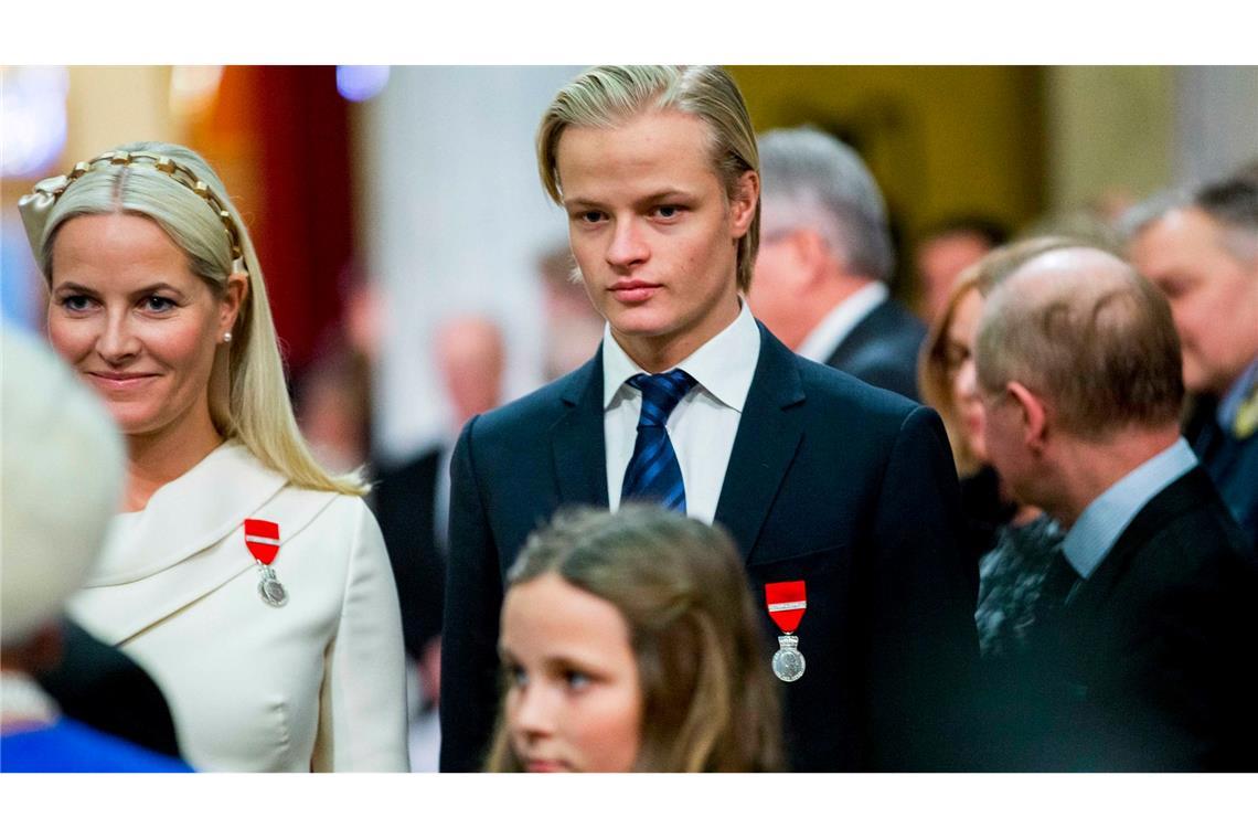 Kronprinzessin Mette-Marit von Norwegen (l) und ihr Sohn Marius Borg Høiby. (Archivbild)