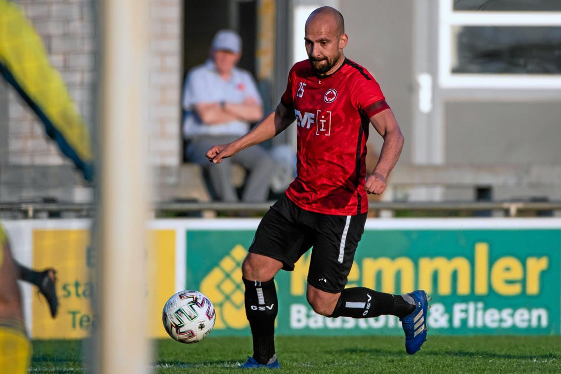 Künftig bei der TSG als Trainer am Ball: Pavlos Osipidis. Der 33-Jahre war bisher in Göppingen Kapitän und Co-Trainer. Foto: Imago