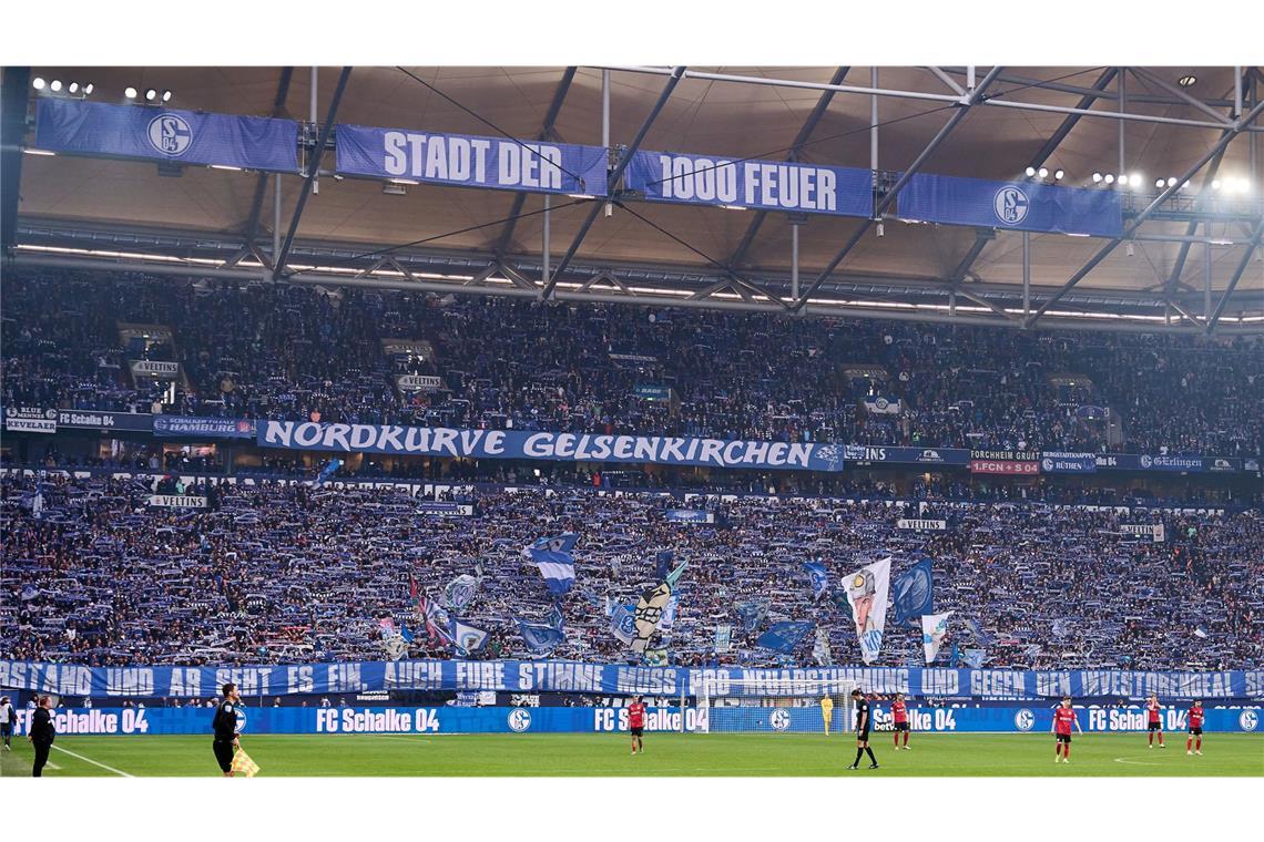 Künftig soll der Preis für eine Flasche Wasser in der Veltins-Arena weniger als die Hälfte kosten.