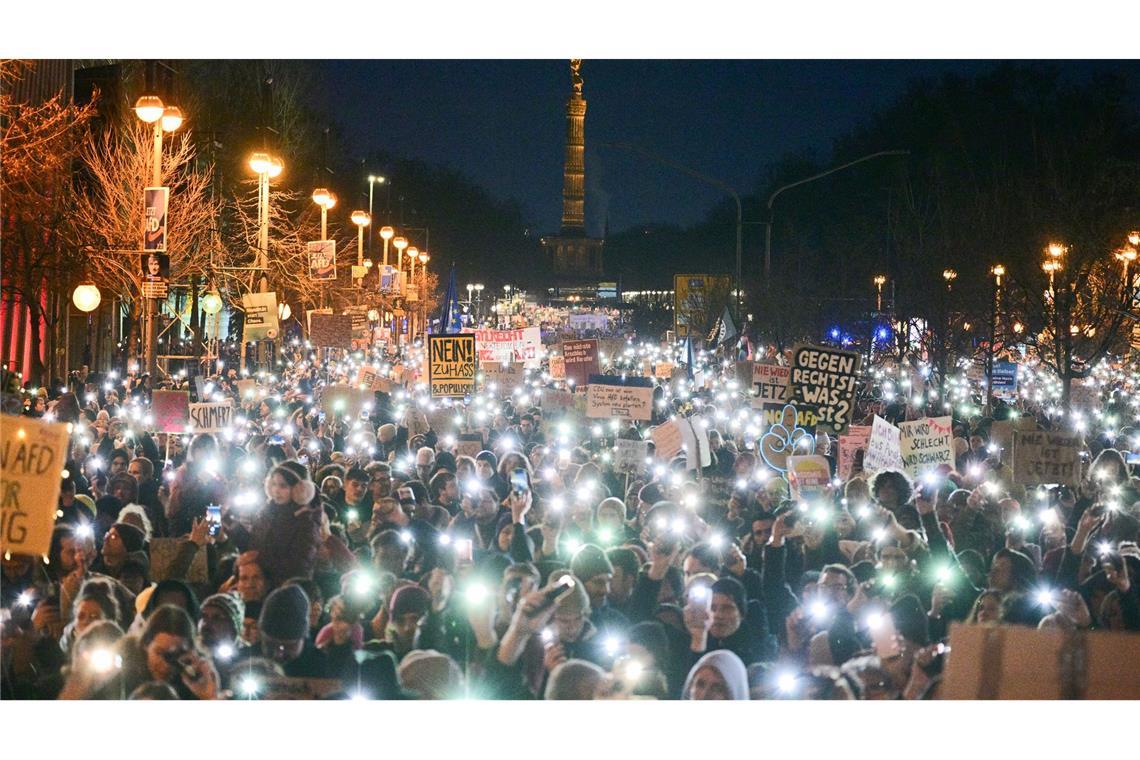 Kundgebung unter dem Motto "Aufstand der Anständigen - Wir sind die Brandmauer!" in Berlin.