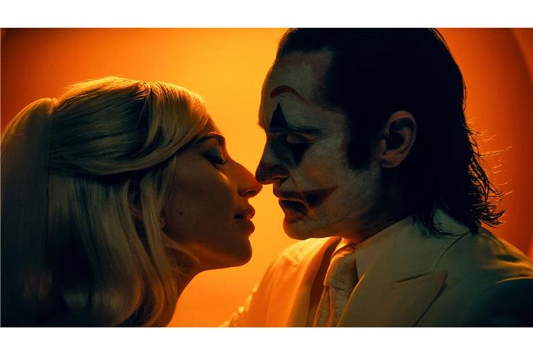 Lady Gaga als Harleen Quinzel  und Joaquin Phoenix als Arthur Fleck in „Joker: Folie à Deux“