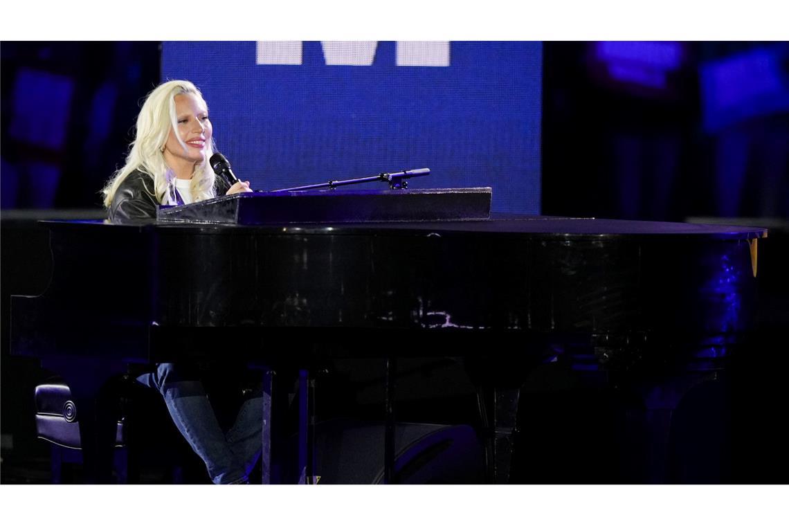 Lady Gaga performt vor ikonischer Kulisse "God bless America" am Klavier.