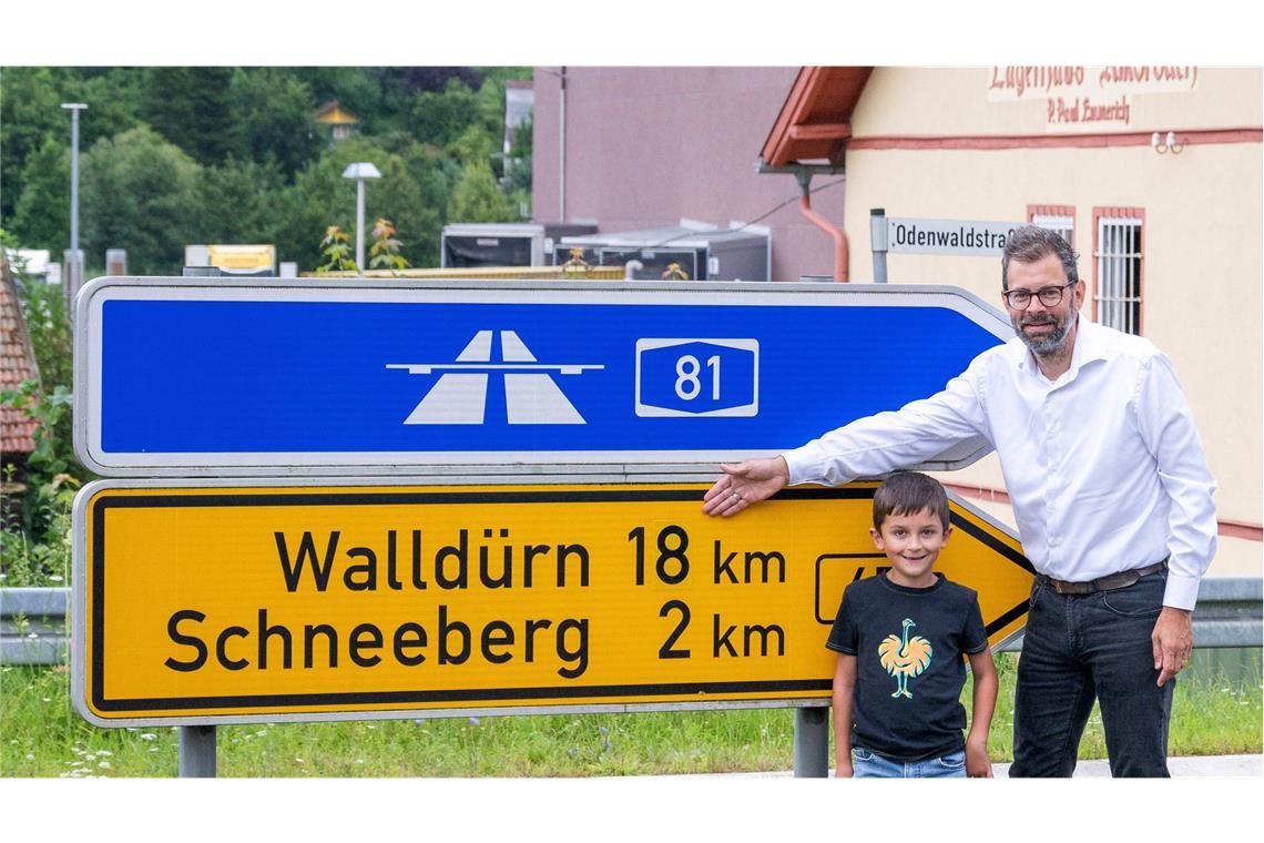 Landrat Scherf mit dem siebenjährigen Schüler Valentin, dem aufgefallen war, dass auf einem Schild die Kilometerangabe zur Entfernung nach Walldürn nicht richtig sein konnte.