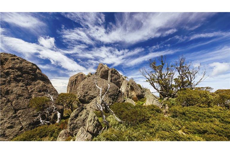 Landschaftsansichten auf dem Gipfel der Porcupine Rocks auf dem Porcupine Wanderweg an einem Sommertag im Kosciuszko National Park, Australien. (Archivbild)