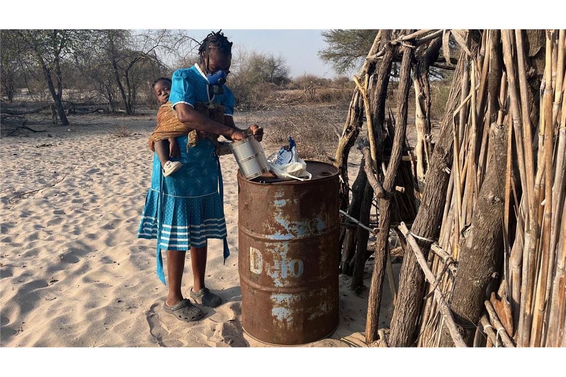 Landwirtin Rebecca Gatshele bereitet ein Gemisch aus Chili und Elefantendung zu, dass sie auf ihrem Feld verbrennt, um Elefanten davon abzuhalten, ihre Ernte zu fressen.