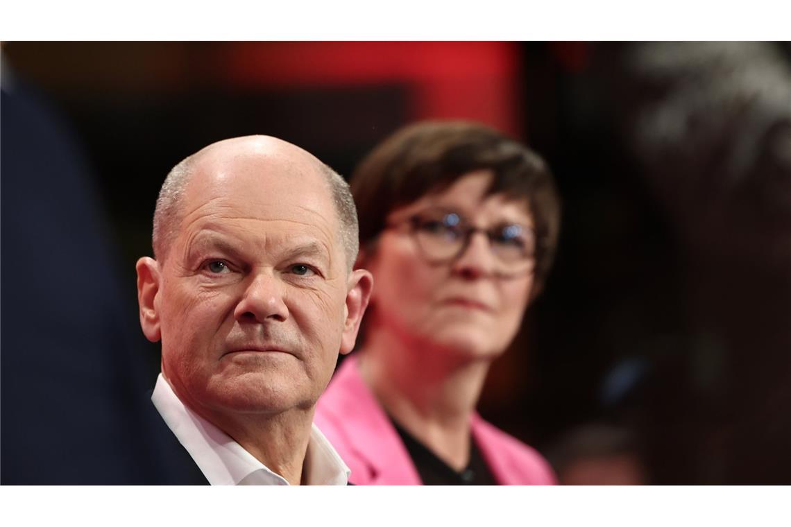 Lange Gesichter dagegen bei der SPD. Bundeskanzler Olaf Scholz (vorne) hat es nicht geschafft, die Wähler ein weiteres Mal von sich und den Sozialdemokraten zu überzeugen. SPD-Vorsitzende Saskia Esken (hinten) hat bereits am Wahlabend angekündigt, dass sie die Partei personell erneuern will.