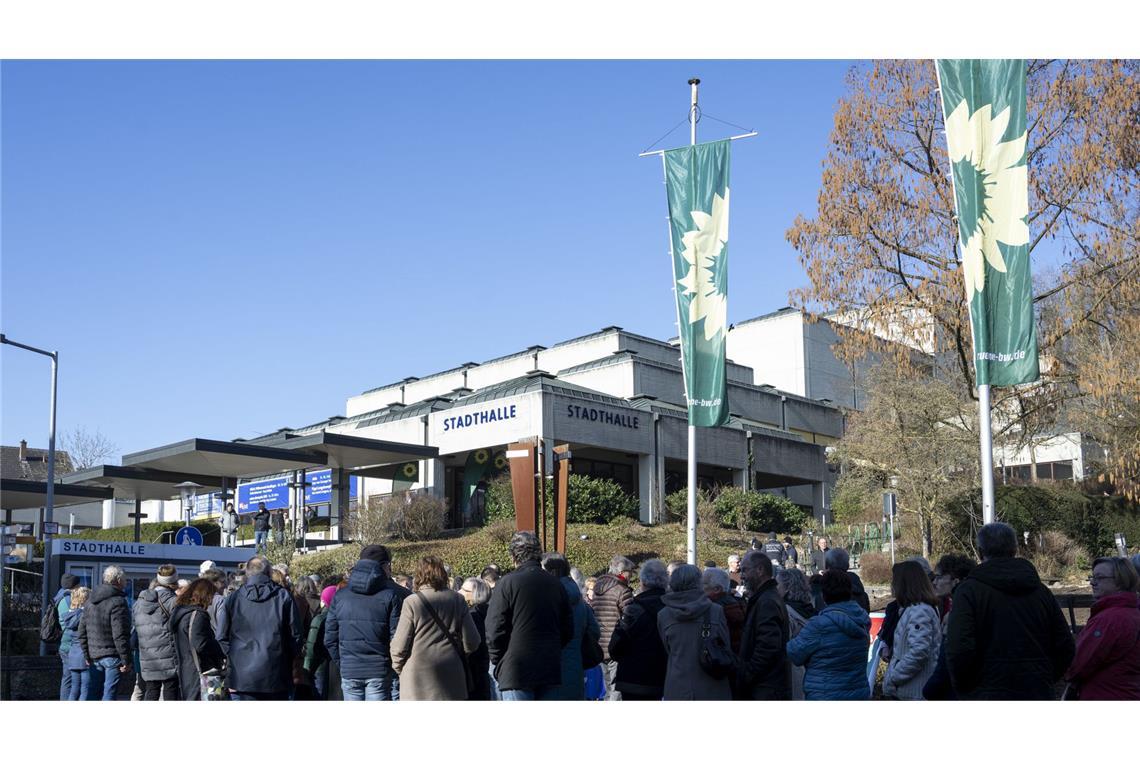 Lange Warteschlange vor der Stadthalle: Nur wer angemeldet ist, kommt rein.