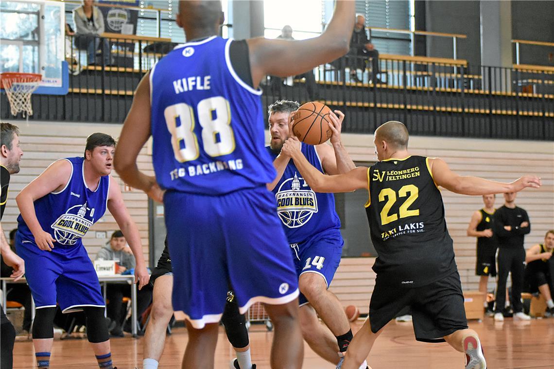 Lange Zeit waren Stefan Orth (mit Ball) und die TSG auf einem guten Weg, doch am Ende wurde die TSG gestoppt. Foto: Tobias Sellmaier