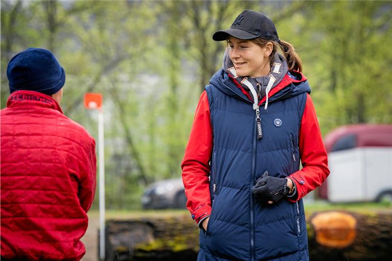 Lara Adelhelm nimmt sich auch die Zeit für einen kurzen Plausch am Rande des Reitturniers. Foto: Alexander Becher